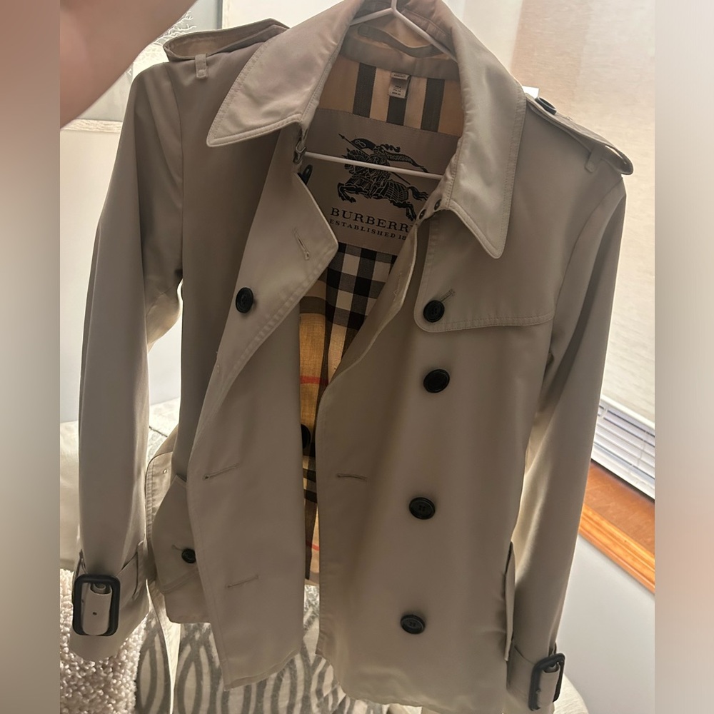 📌 AUTHENTIC  Burberry Tan Trench Coat with Belted Waist and Epaulettes
